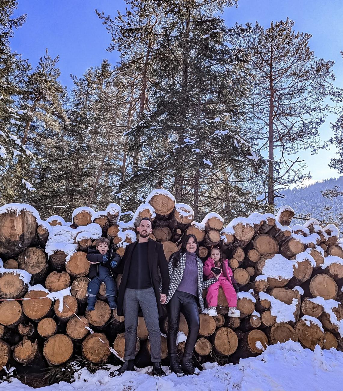 Família construindo a Arca