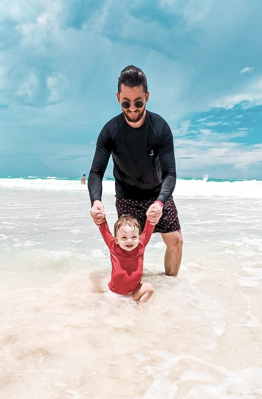 Pai e filha na praia
